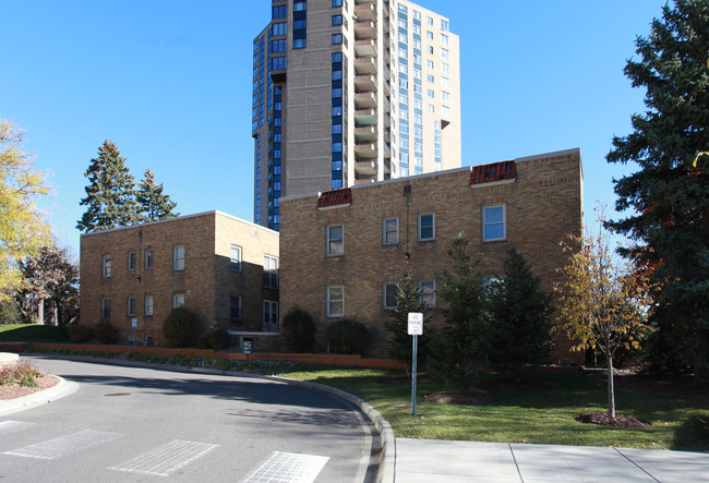 Lakeshore Arms Apartments in Minneapolis, MN - Building Photo - Building Photo