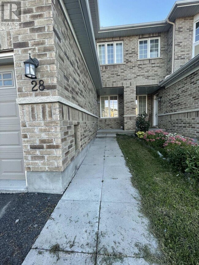28 Desmond Trudeau Dr in Arnprior, ON - Building Photo - Building Photo