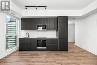 327-4327 King St W in Toronto, ON - Building Photo - Building Photo