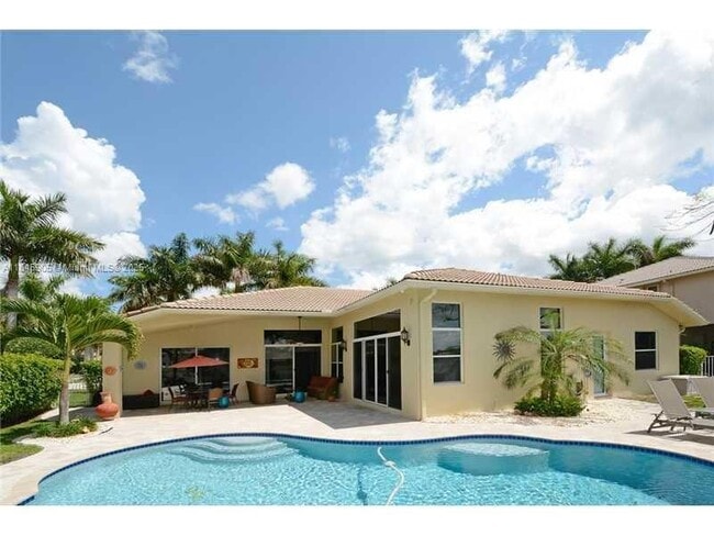 896 Marina Dr in Weston, FL - Foto de edificio - Building Photo
