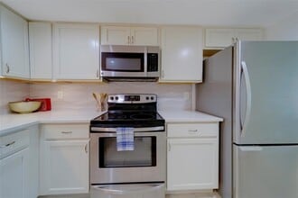 2944 W Bay Dr in Belleair Bluffs, FL - Foto de edificio - Building Photo