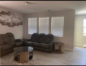 220 Uccello Way in Sacramento, CA - Building Photo - Building Photo
