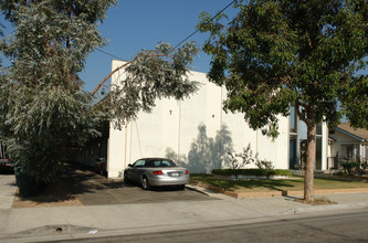 831 E Windsor Rd in Glendale, CA - Foto de edificio - Building Photo