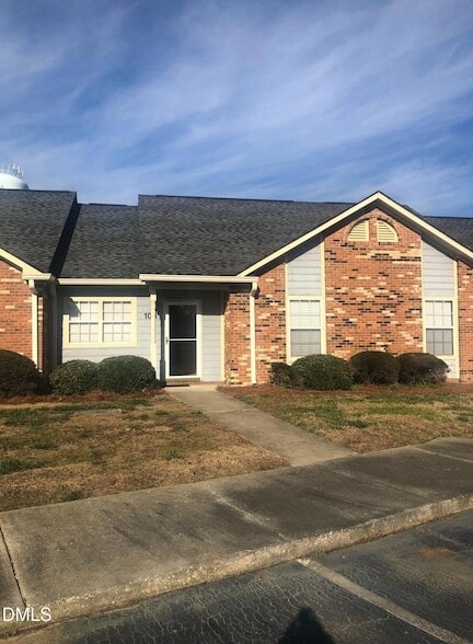 103 Old Spring Hill Ln in Fuquay Varina, NC - Foto de edificio - Building Photo