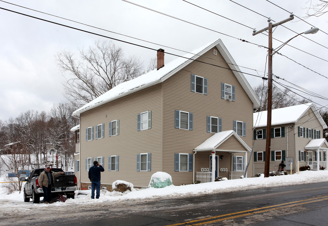 27 N Main St in Thomaston, CT - Foto de edificio