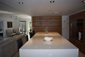 230 Sunrise Dr, Unit 11 in Key Biscayne, FL - Building Photo - Building Photo