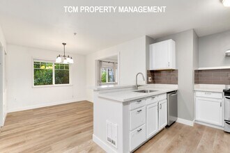 18501 SE Newport Way in Issaquah, WA - Building Photo - Building Photo