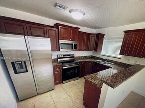 5881 NW 32nd Ave in Miami, FL - Foto de edificio - Building Photo