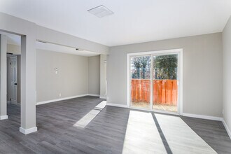 2012 Maywood St in Greensboro, NC - Foto de edificio - Building Photo