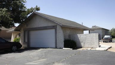 15666 Bear Valley Rd in Victorville, CA - Building Photo - Building Photo