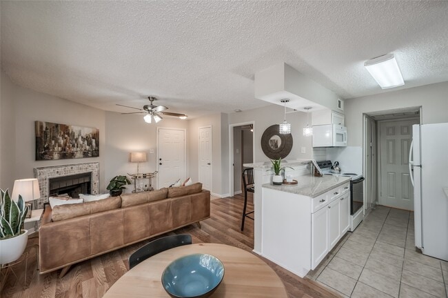 12660 Ashford Point Dr in Houston, TX - Building Photo - Building Photo