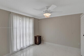 3945 NE 167th St in North Miami Beach, FL - Building Photo - Building Photo