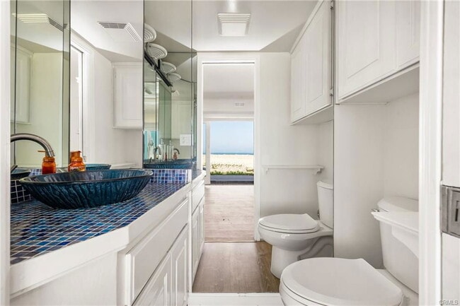 87 Surfside Ave. in Seal Beach, CA - Building Photo - Building Photo