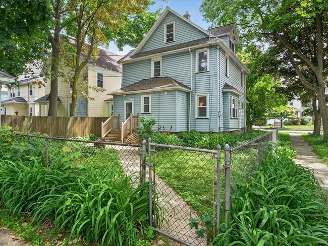 919 Goodman St S in Rochester, NY - Building Photo - Building Photo