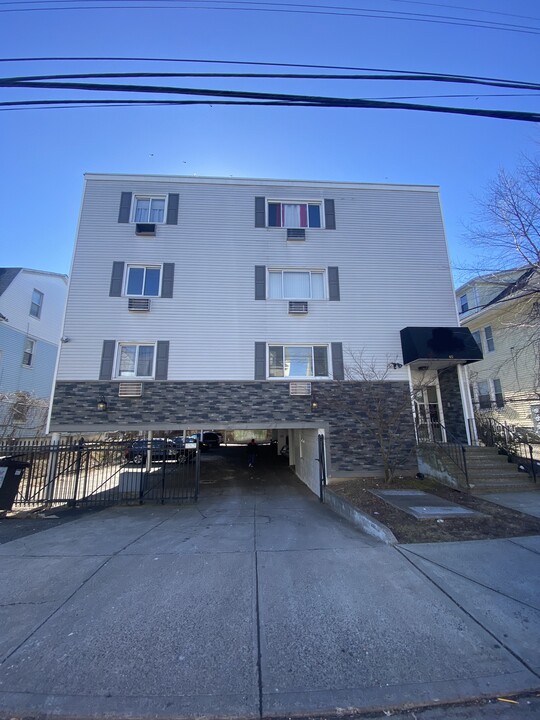 65 James St in Bridgeport, CT - Building Photo