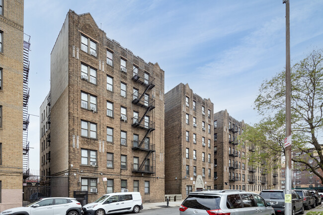 1954 Unionport Rd in Bronx, NY - Foto de edificio - Building Photo
