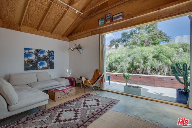 745 Navy St in Santa Monica, CA - Building Photo - Building Photo