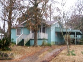 35 Ryan St in Chickasaw, AL - Building Photo