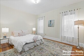 7 Washburn Ter, Unit 1 in Brookline, MA - Building Photo - Building Photo