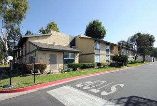 Huntington Villa Yorba Apartments in Huntington Beach, CA - Building Photo - Building Photo