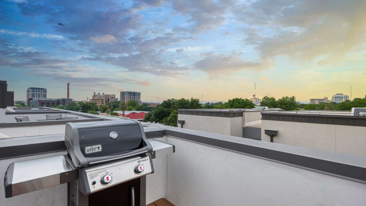 318 W Grayson St in San Antonio, TX - Building Photo