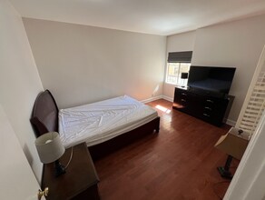 622 S Barrington Ave, Unit 208 in Los Angeles, CA - Building Photo - Building Photo