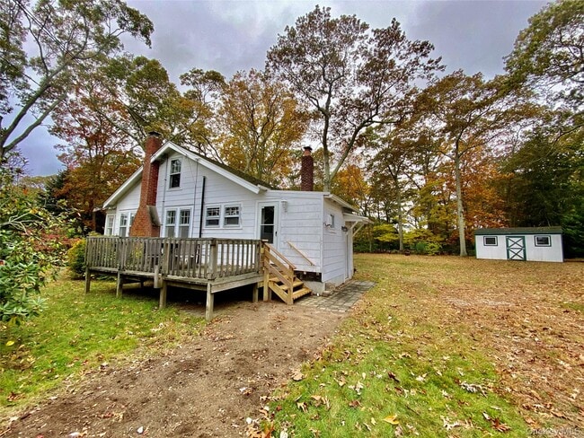 property at 2835 Harbor Ln