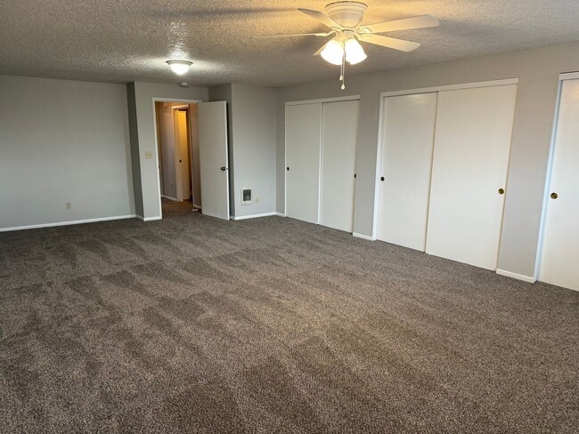 property at 2624-2624 E 6th St