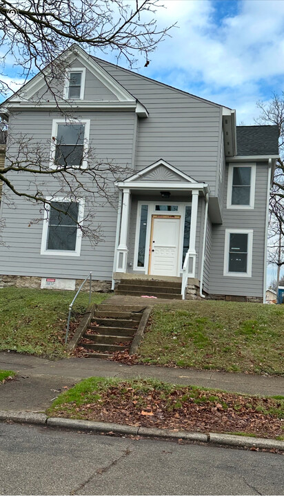 928 Dayton St, Unit B in Hamilton, OH - Building Photo