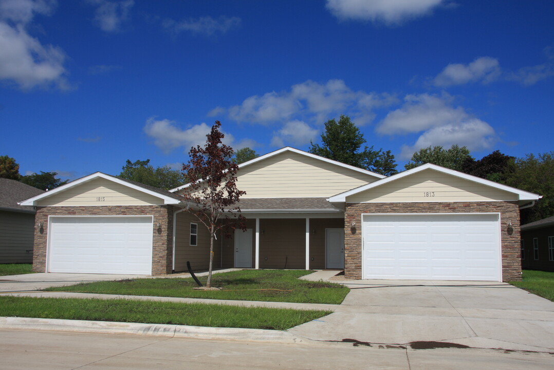 Villas at Fox Pointe in Knoxville, IA - Building Photo