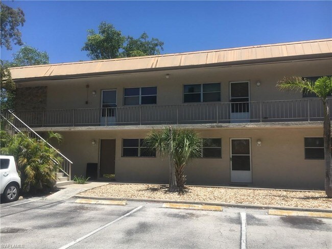 1560 Colonial Blvd-Unit -131 in Ft. Myers, FL - Foto de edificio - Building Photo
