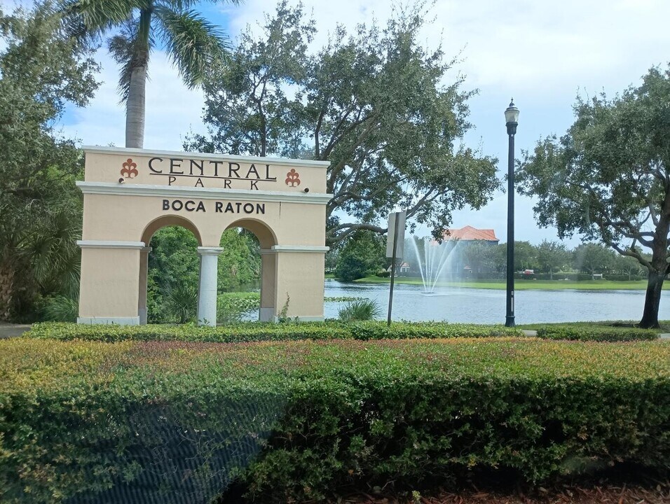 8332 NW 8th Way in Boca Raton, FL - Building Photo