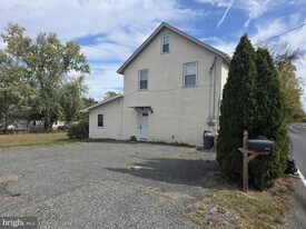 203 E Cedarville Rd in Pottstown, PA - Building Photo