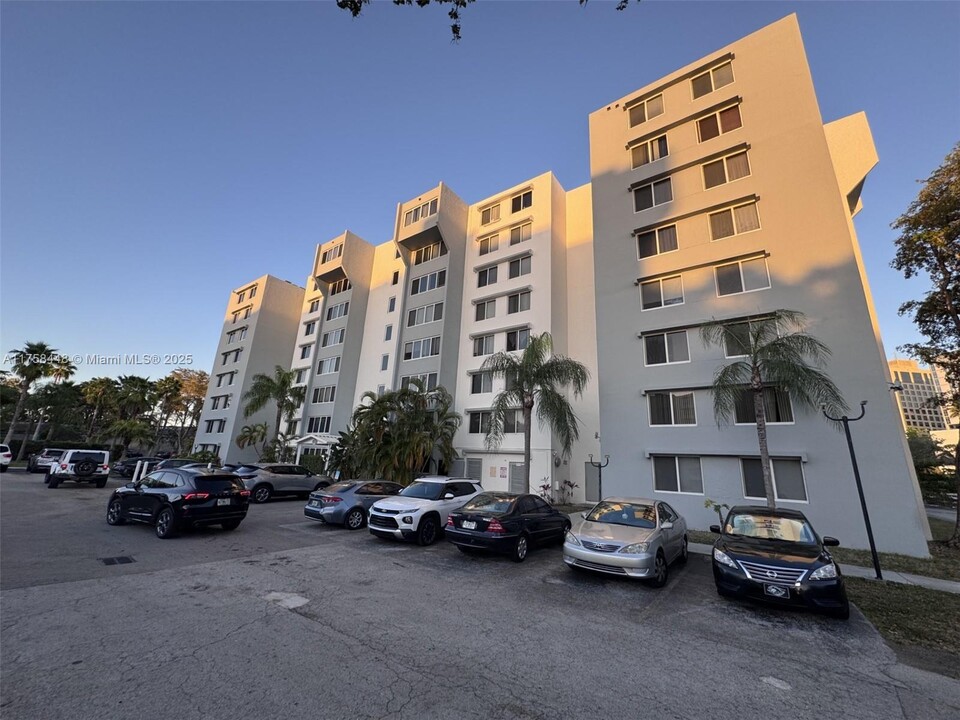 9143 SW 77th Ave, Unit B208 in Miami, FL - Building Photo