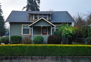 1201 N Water St in Silverton, OR - Building Photo