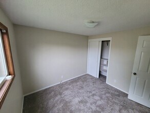 1320 E 5th N in Mountain Home, ID - Foto de edificio - Building Photo