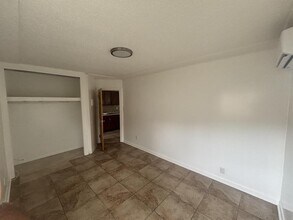 1352 Alpha St in West Palm Beach, FL - Foto de edificio - Building Photo