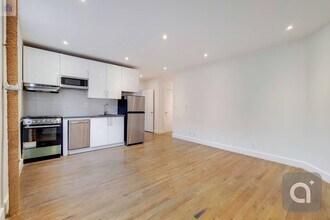 41-07 28th Ave-Unit -9 in Queens, NY - Foto de edificio - Building Photo