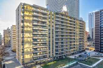 200 Roehampton Ave in Toronto, ON - Building Photo - Building Photo