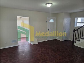 8749 S Wabash Ave in Chicago, IL - Building Photo - Building Photo