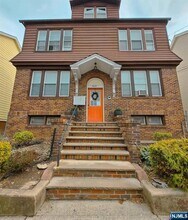 458-460-460 Leslie St, Unit 2L in Newark, NJ - Foto de edificio - Building Photo