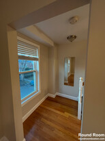 18 Cross St, Unit 3 in Waltham, MA - Foto de edificio - Building Photo