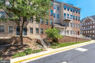 2664 Manhattan Pl in Vienna, VA - Building Photo - Building Photo