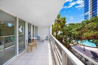 1717 N Bayshore Dr in Miami, FL - Building Photo - Building Photo