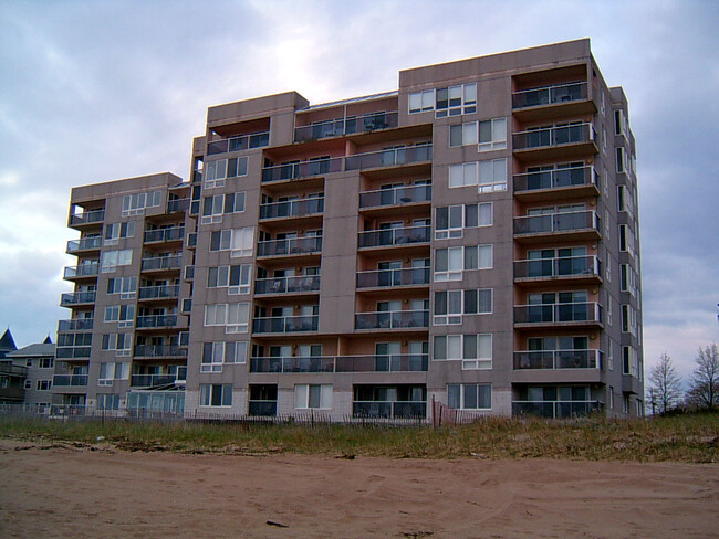 Linwood Arms in Old Orchard Beach, ME - Building Photo - Building Photo