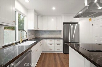 377 Roycroft Ave in Long Beach, CA - Building Photo - Building Photo