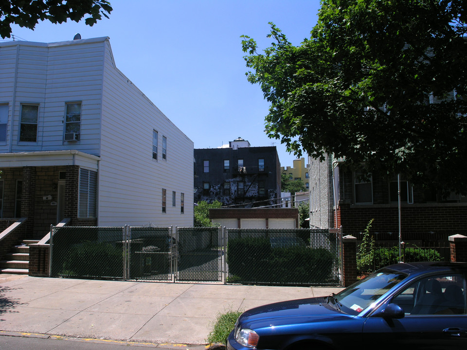 1869 Barnes Ave in Bronx, NY - Building Photo