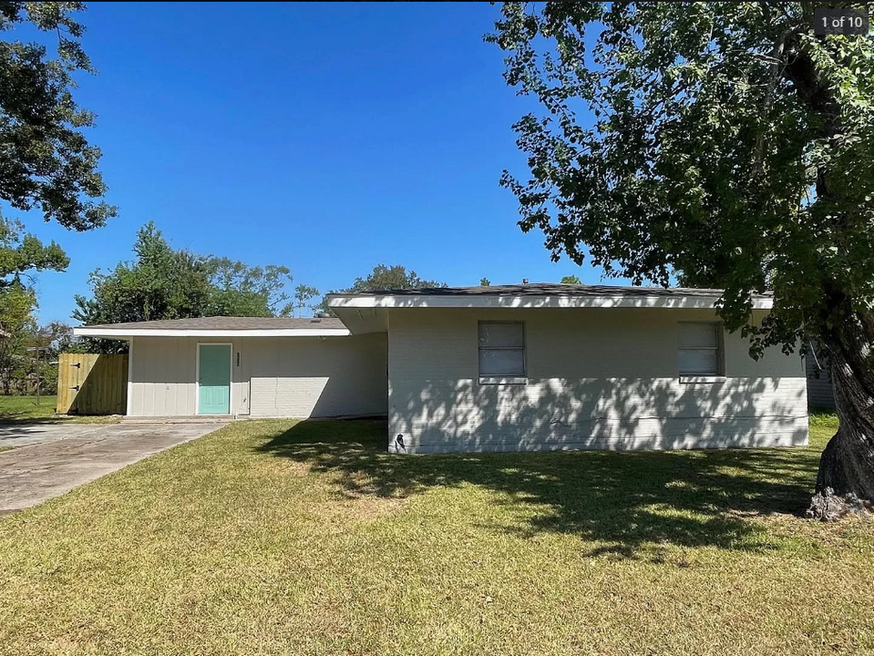 1609 Clover Dr in Lake Charles, LA - Building Photo