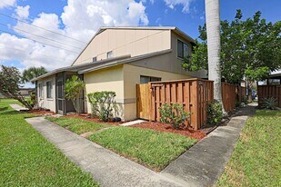5274 Cedarbend Dr in Ft. Myers, FL - Building Photo