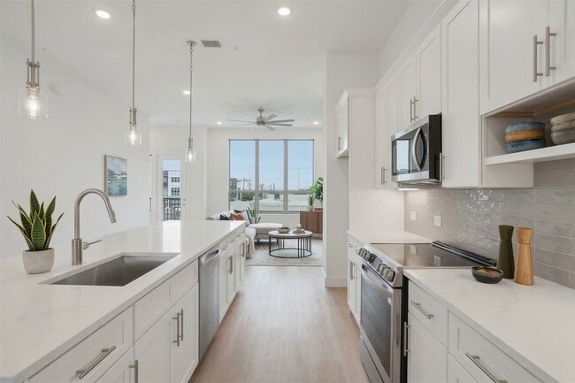 13351 Goodland St in Dallas, TX - Foto de edificio - Building Photo